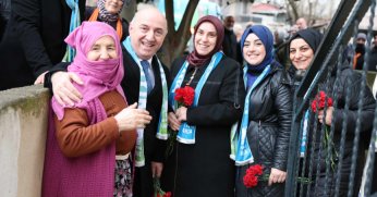 Başkan Bıyık, Darıcalılara karanfil dağıttı