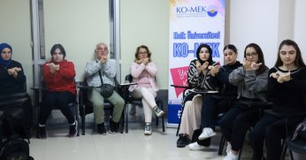 Kız isteyebilmek için işaret dili öğrendiler