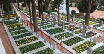 Türkiye’nin en bakımlı şehitliğinde çiçekler açtı