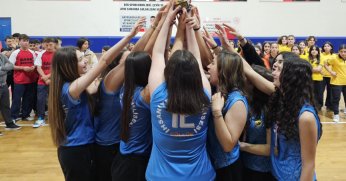 SPORCULARA ÖDÜLLERİNİ BAŞKAN SEZER TAKDİM ETTİ