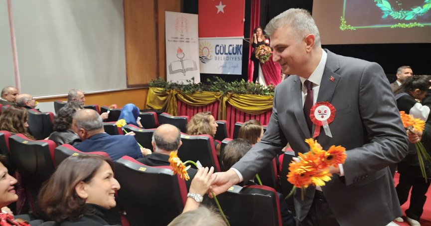 BAŞKAN SEZER'DEN ÖĞRETMENLERE ÇİÇEKLİ KUTLAMA