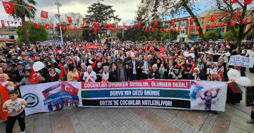 GÖLCÜK’TE BİNLERCE KİŞİ FİLİSTİN İÇİN YÜRÜDÜ