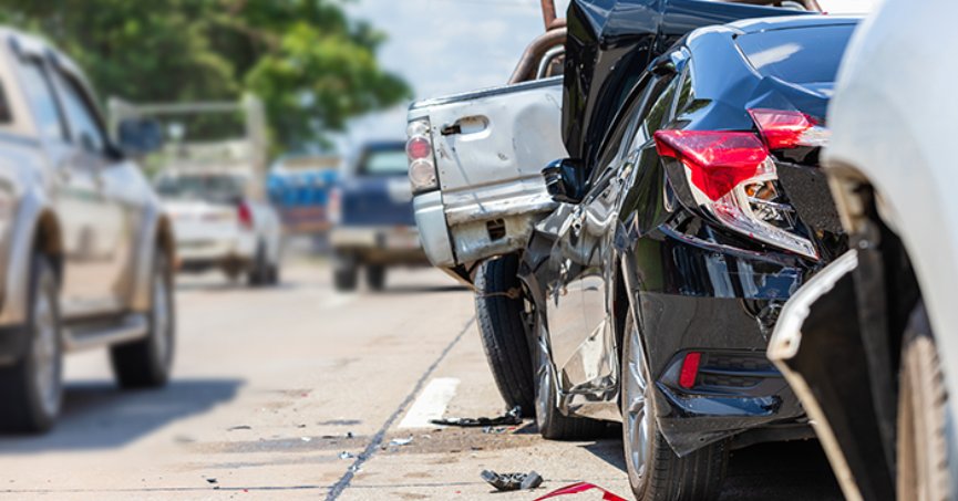 Kamyonetin altında kalan adam can verdi
