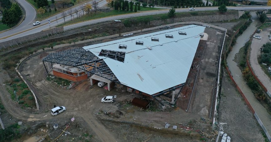 Büyükşehir Belediyesi'nin Gölcük’te inşa ettiği yeni terminal binasında çalışmalar sürüyor