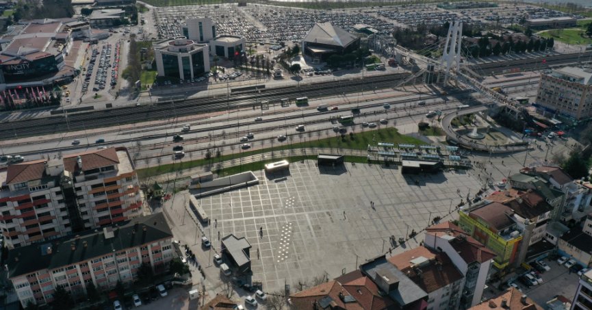 Kent Meydanındaki tören alanında düzenleme