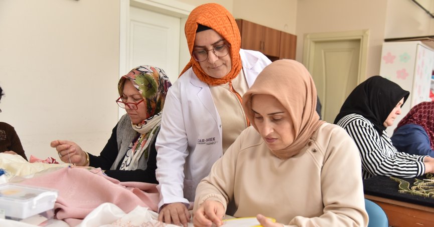 KARTEPELİ KADINLARDAN FİLOGRAFİ VE DİKİŞ NAKIŞ KURSUNA BÜYÜK İLGİ