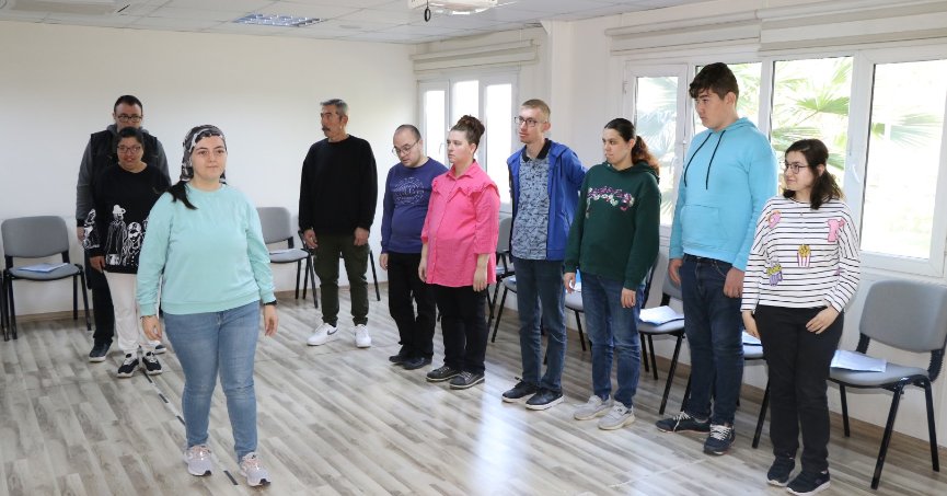 Özel öğrenciler sahnede yeteneklerini sergiliyor