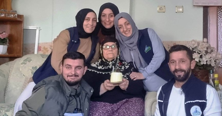 KARTEPE’NİN ÇINARLARINA SÜRPRİZ DOĞUM GÜNÜ KUTLAMASI