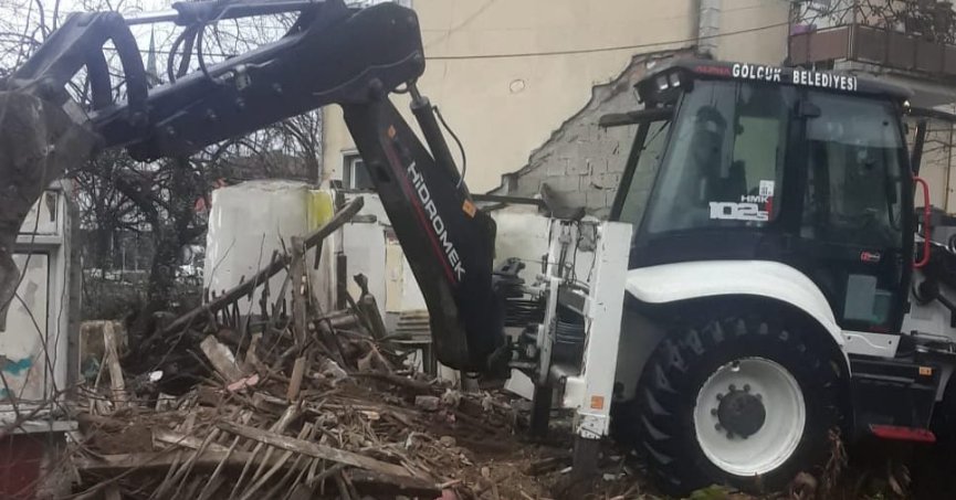 GÖLCÜK BELEDİYESİ METRUK BİNALARI TEHLİKE OLMAKTAN ÇIKARIYOR