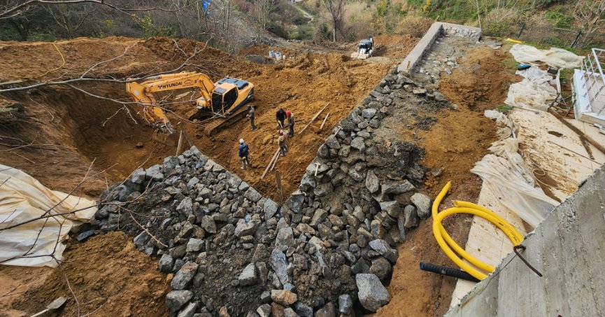 ACARA MAHALLESİ’NDE TOPRAK KAYAN ALAN GÜVENLİ HALE GETİRİLDİ