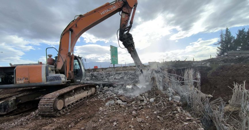 TEM Otoyolu üzerindeki menfez yıkılıyor