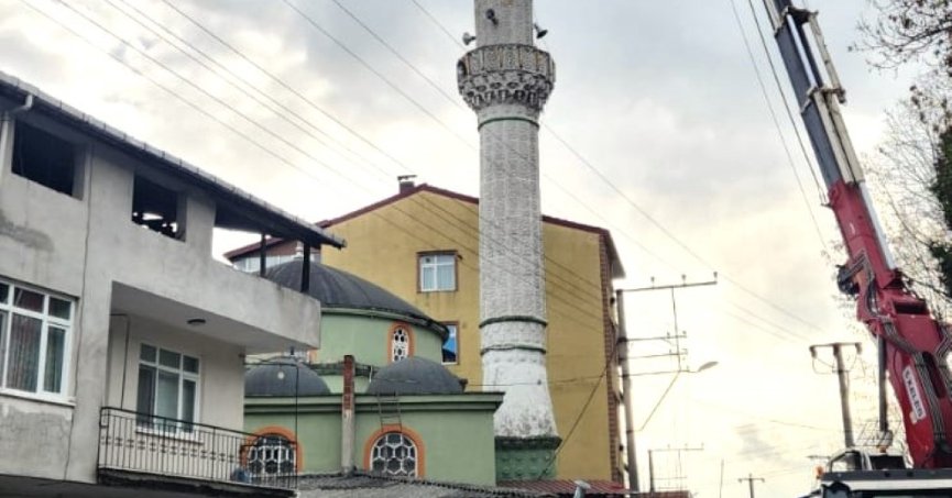 ÇÜRÜYEN MİNARE KÜLAHI TEHLİKE SAÇIYORDU
