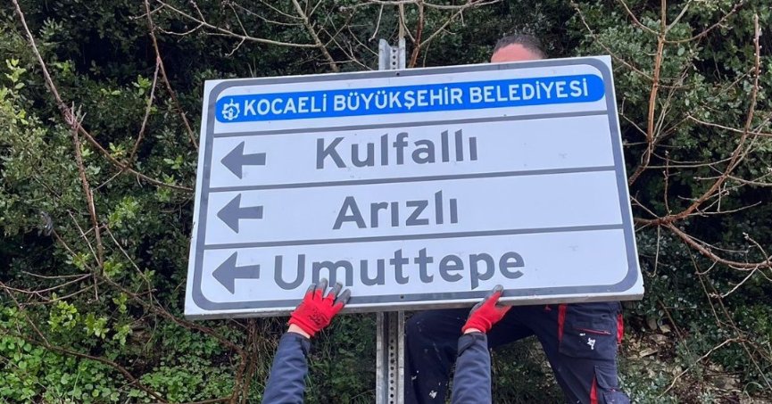 Büyükşehir, yıpranan yön ve trafik levhalarını yeniliyor