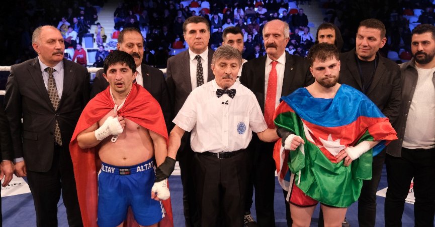 Kocaeli’de kick boks fırtınası esti;  Dövüşçüler ringin tozunu attırdı