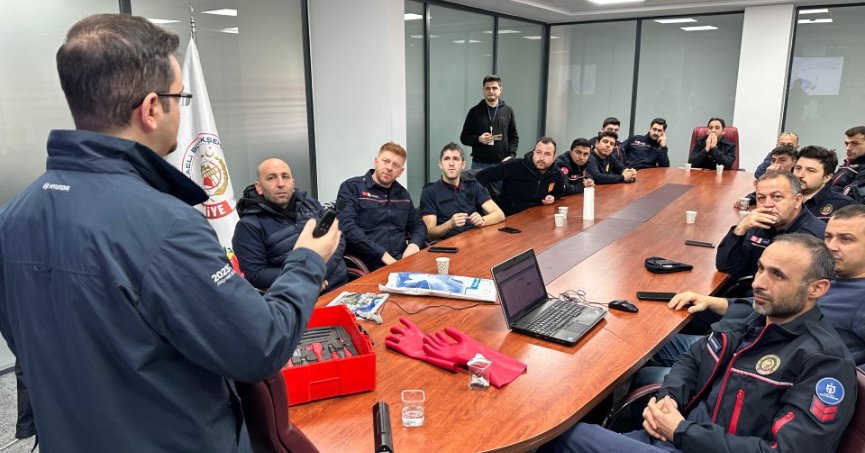 Büyükşehir İtfaiyesine elektrikli araç yangınları eğitimi