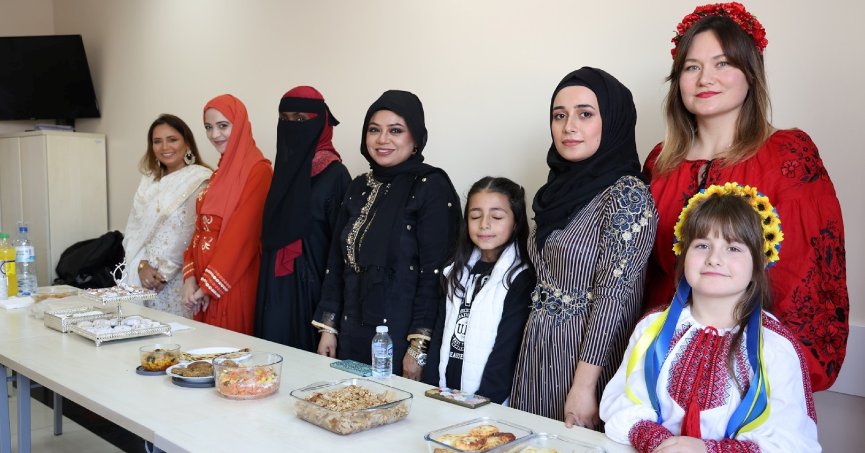 KENDİ KÜLTÜRLERİNİ VE YEMEKLERİNİ TANITTILAR