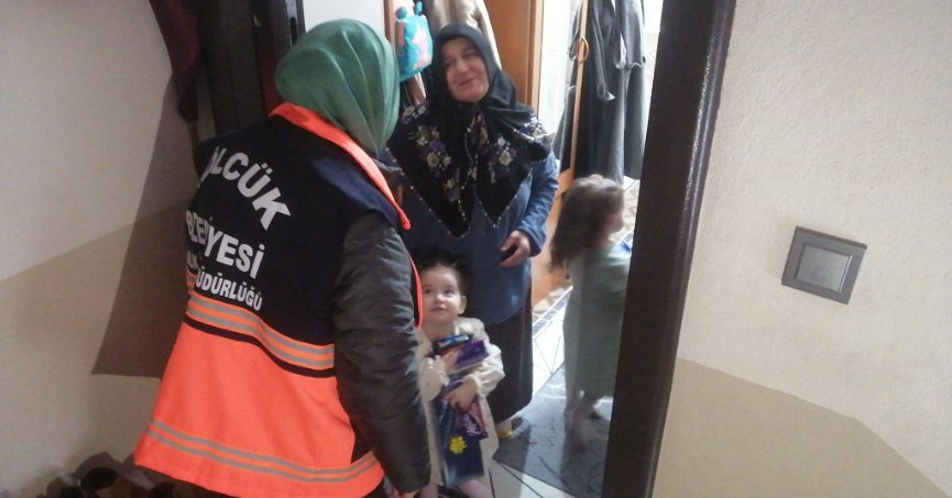 MİNİK KARDEŞLERİN SEVGİSİNE GÖLCÜK BELEDİYESİ EKİPLERİ DUYARSIZ KALMADI