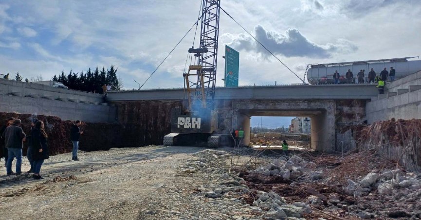 TEM üzerindeki köprünün kiriş montajı başladı