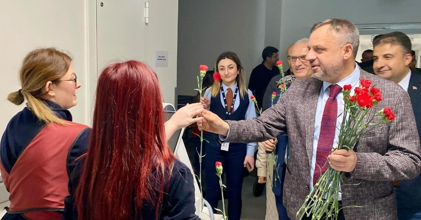 Sağlık çalışanlarına 50 bin adet çiçek