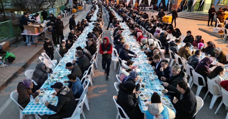 Tutuş sevgisi Tepeköy’de sokaklara taştı