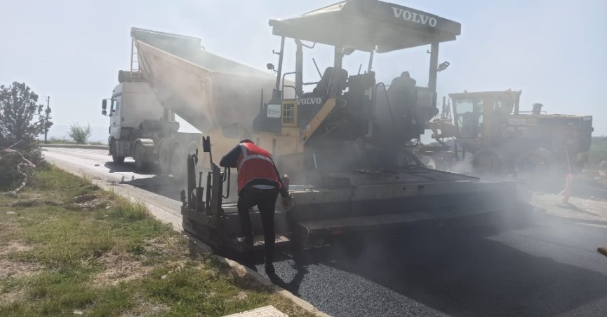 Üniversite Caddesine asfalt ve yaya kaldırımı