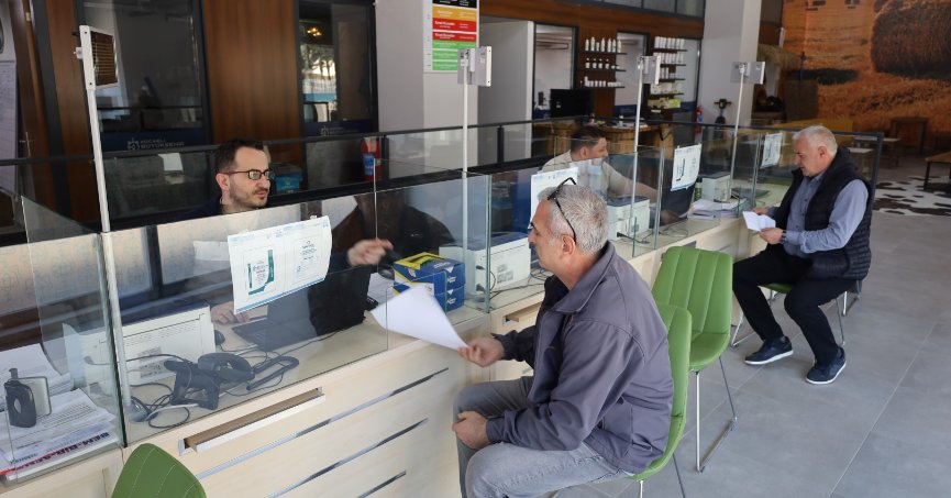 TOHUMLAR ÜRETİCİLERE TESLİM EDİLİYOR