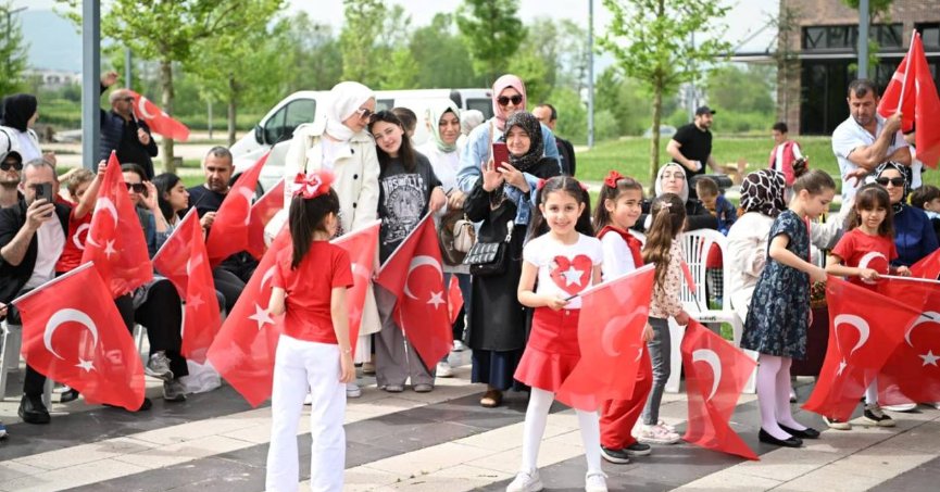 KARTEPE’DE RENGARENK 23 NİSAN