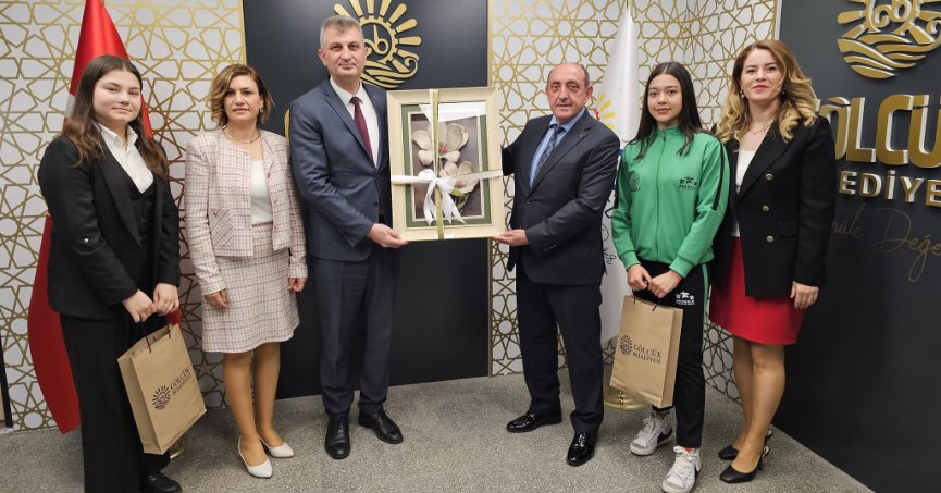 GÖLCÜK’ÜN BAŞARILI SPORCULARI BAŞKAN SEZER’İ ZİYARET ETTİ
