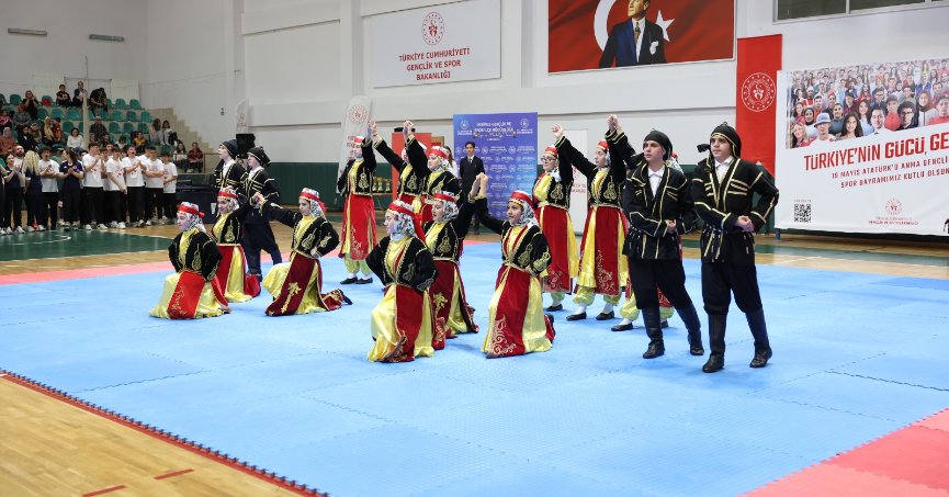 DERİNCE'DE GENÇLİK VE SPOR BAYRAMI