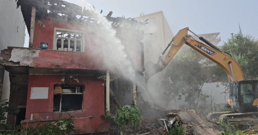 GÖLCÜK’TE YANGINDA BÜYÜK HASAR GÖREN BİNA YIKILDI