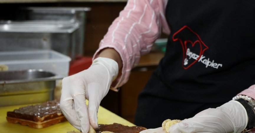 Beyaz Kalplerde waffle ile kahve günü