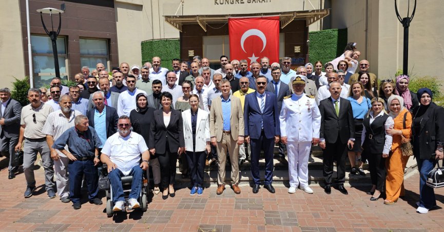 GÖLCÜK KENT BAYRAMLAŞMASINDA KUCAKLAŞTI