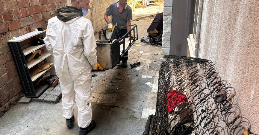 GÖLCÜK BELEDİYESİ YANGINDA HASAR GÖREN EVİ TEMİZLEDİ