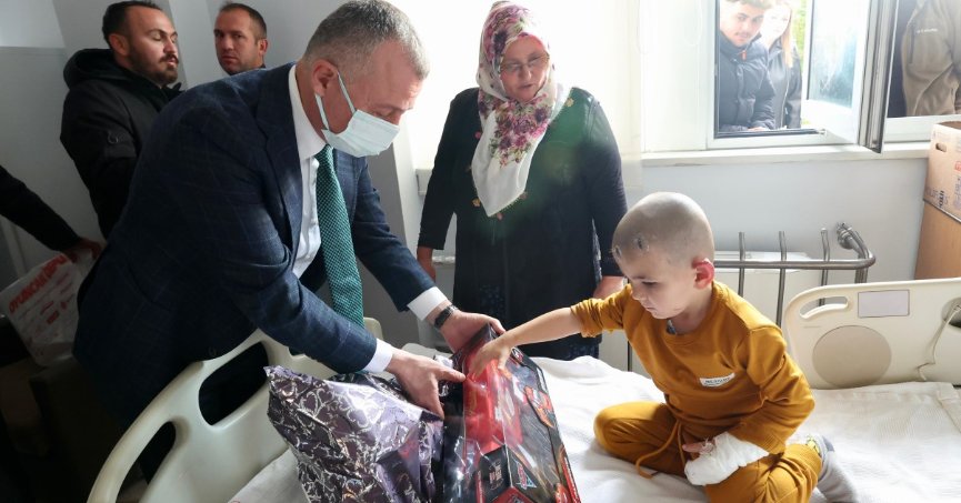 YARALILARI HASTANEDE ZİYARET ETTİ