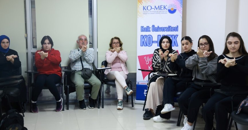 Kız isteyebilmek için işaret dili öğrendiler