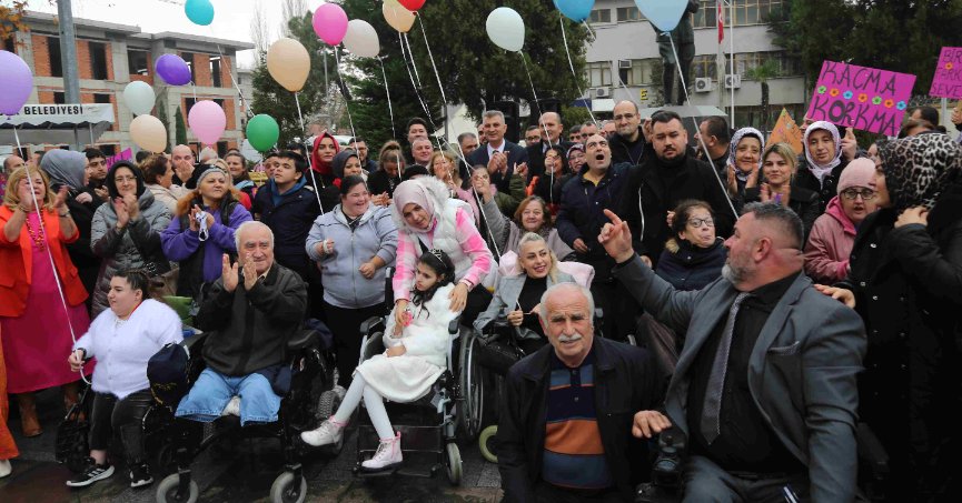 ENGELİ BİREYLERİN GÖSTERİLERİ TÖRENE RENK KATTI