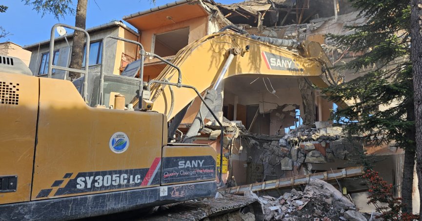 GÖLCÜK'TE DEPREME DAYANIKSIZ OKUL YIKILDI