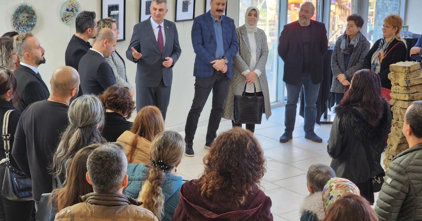 AKADEMİSYENLERİN KARMA SERGİSİ DEĞİRMENDERE SANAT EVİ'NDE AÇILDI