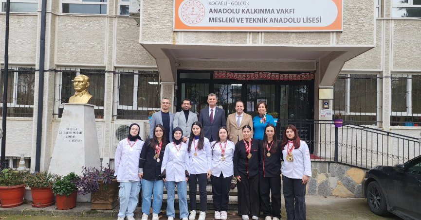 GÖLCÜKLÜ LİSE ÖĞRENCİLERİNDEN BÜYÜK BAŞARI