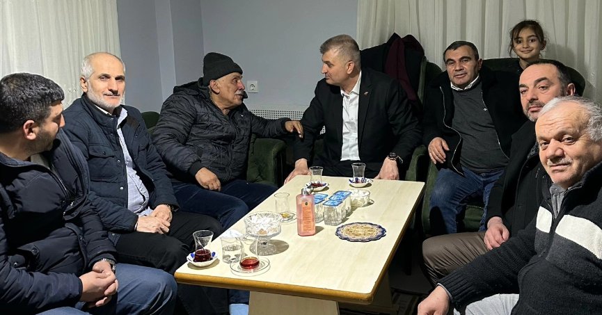 BAŞKAN SEZER TERAVİH SONRASI GENÇLERLE BİR ARAYA GELDİ