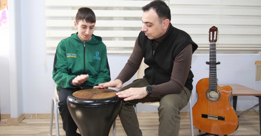 Özel birey Ahmet, Adalet Bakanlığı’nda memur oldu