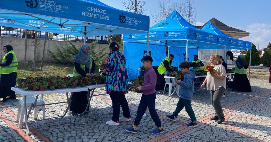 Büyükşehir, mezarlık ziyaretlerini çiçeklerle renklendirdi