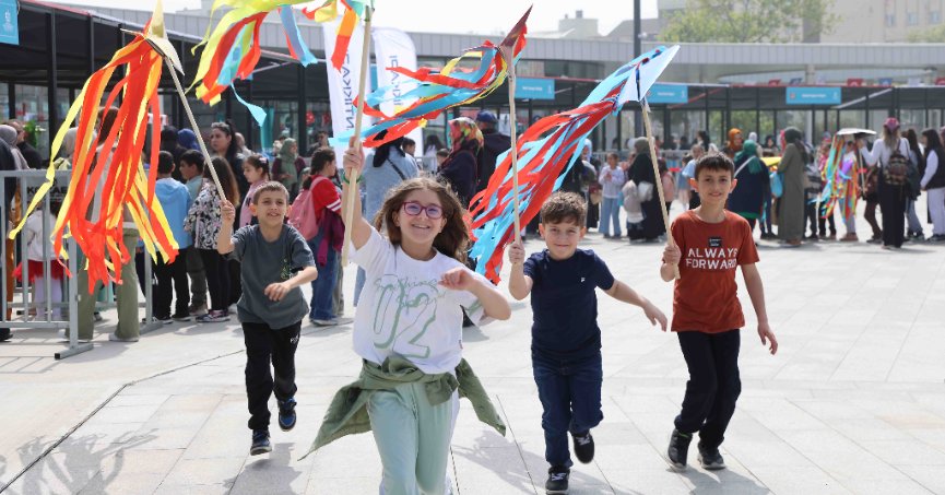 Rengârenk hayaller gökyüzü ile buluştu