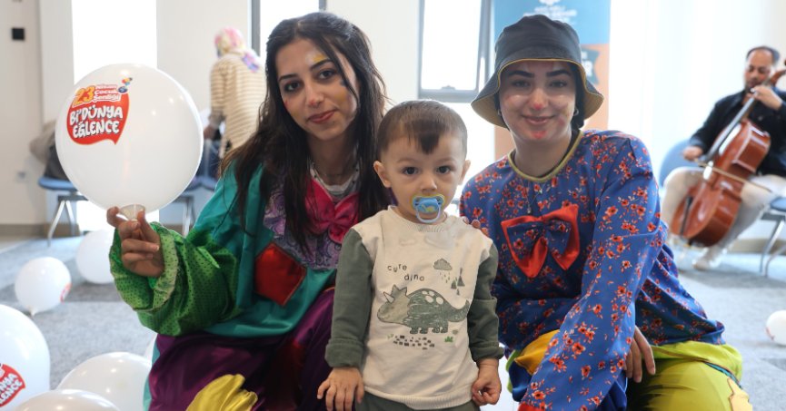 Hastanedeki çocuklara 23 Nisan sürprizi