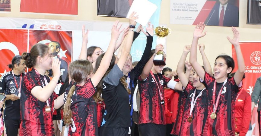 ŞAMPİYONLUK KUPASI GÖLCÜK'E GELDİ