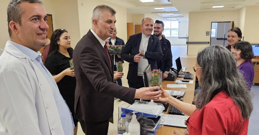 BAŞKAN SEZER’DEN HEMŞİRERE SÜRPRİZ KUTLAMA