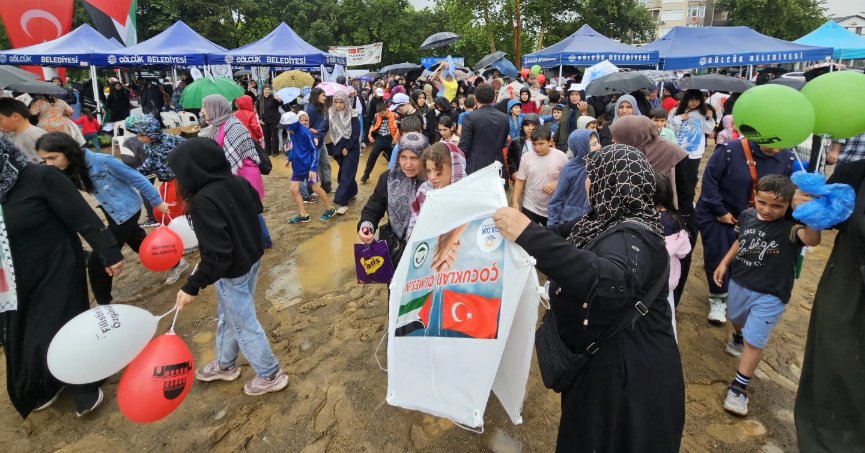 GÖLCÜK'TE YÜZLERCE KİŞİ YAĞMUR ALTINDA FİLİSTİN İÇİN TEK YÜREK OLDU
