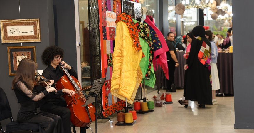 “HAYAT BİR SAHNEYSE, VİTRİN DE BİR SAHNEDİR”