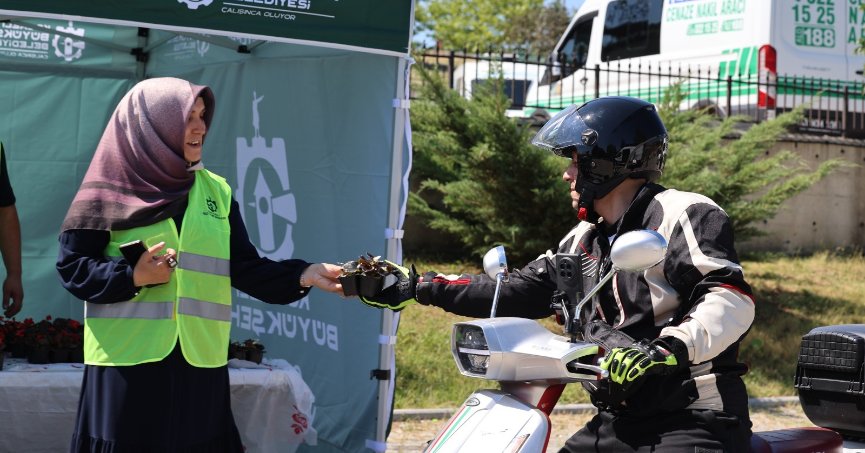 Kabirlere çiçek, gönüllere huzur