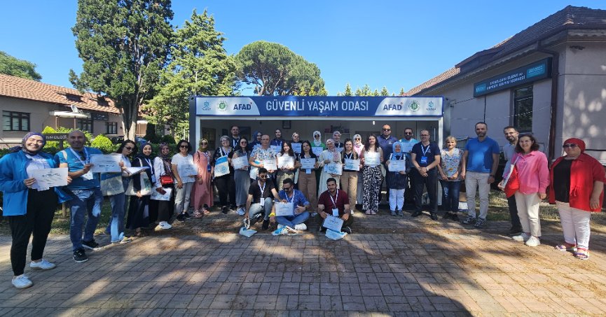 Deprem bölgesi öğretmenlerine afet eğitimi